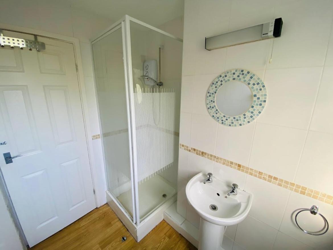 פמברוק Freshwater Bay Holiday Cottages מראה חיצוני תמונה